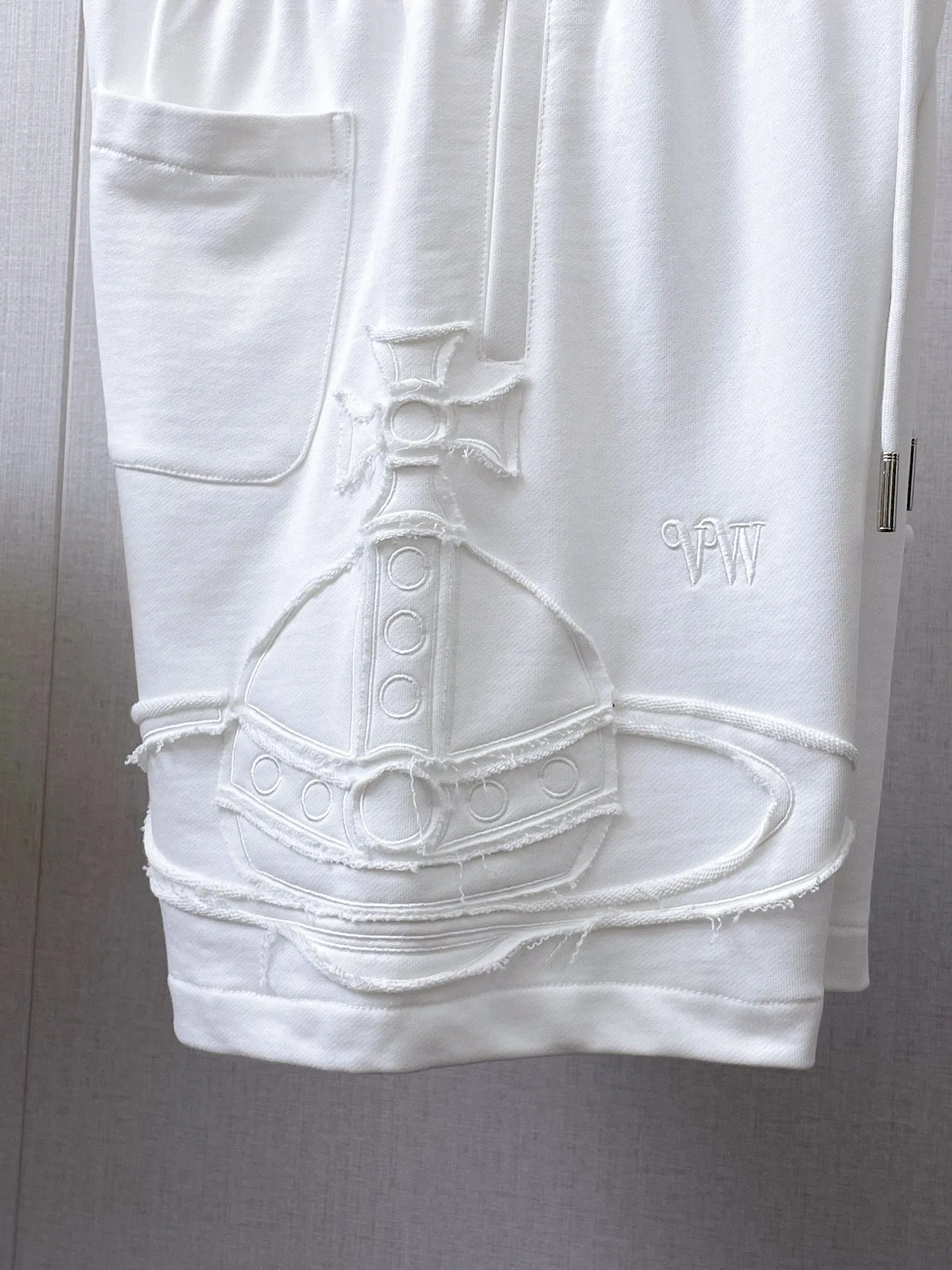 The Queen Mother's three-standard complete 2026 summer New Arrival men's casual shorts, advanced custom-made fabric Breathable fabric, Breathable elasticity and comfort, impeccable details, top-grade accessories, original logo design concept, delicate and soft feel! The upper body fit is awesome! Size: M-XXXL Please state your height and weight when ordering